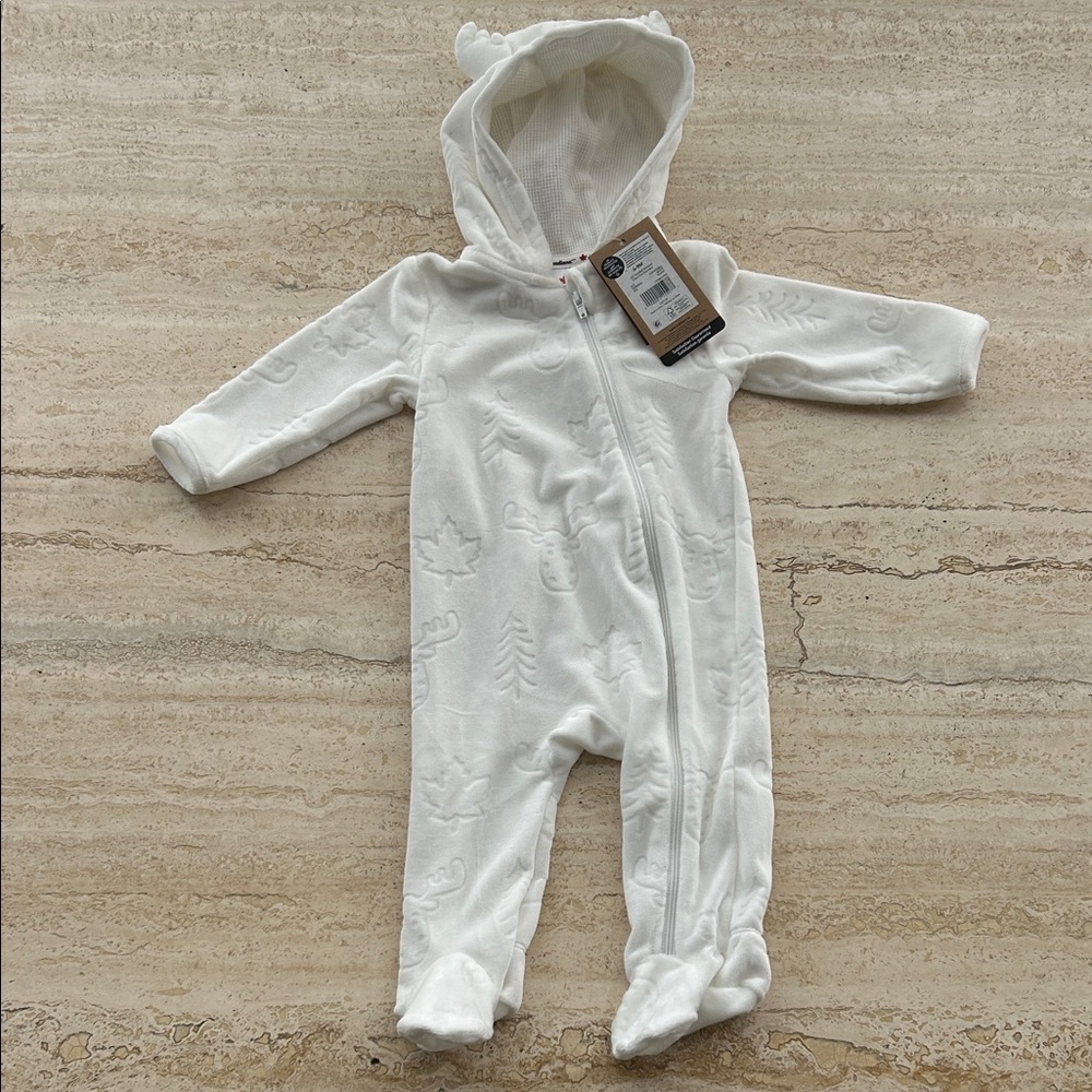 NEW 🆕 Cozy Canadiana White Kids One Piece Pyjama size 6-9 months